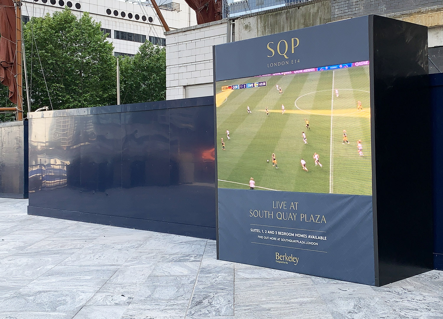 Public garden Outdoor TV LED screen at South Quay Plaza in London